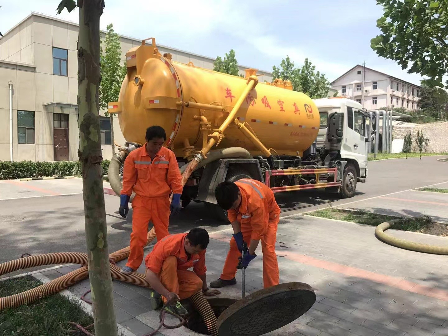路桥化粪池清理与5-8吨吸粪车施工效率分析